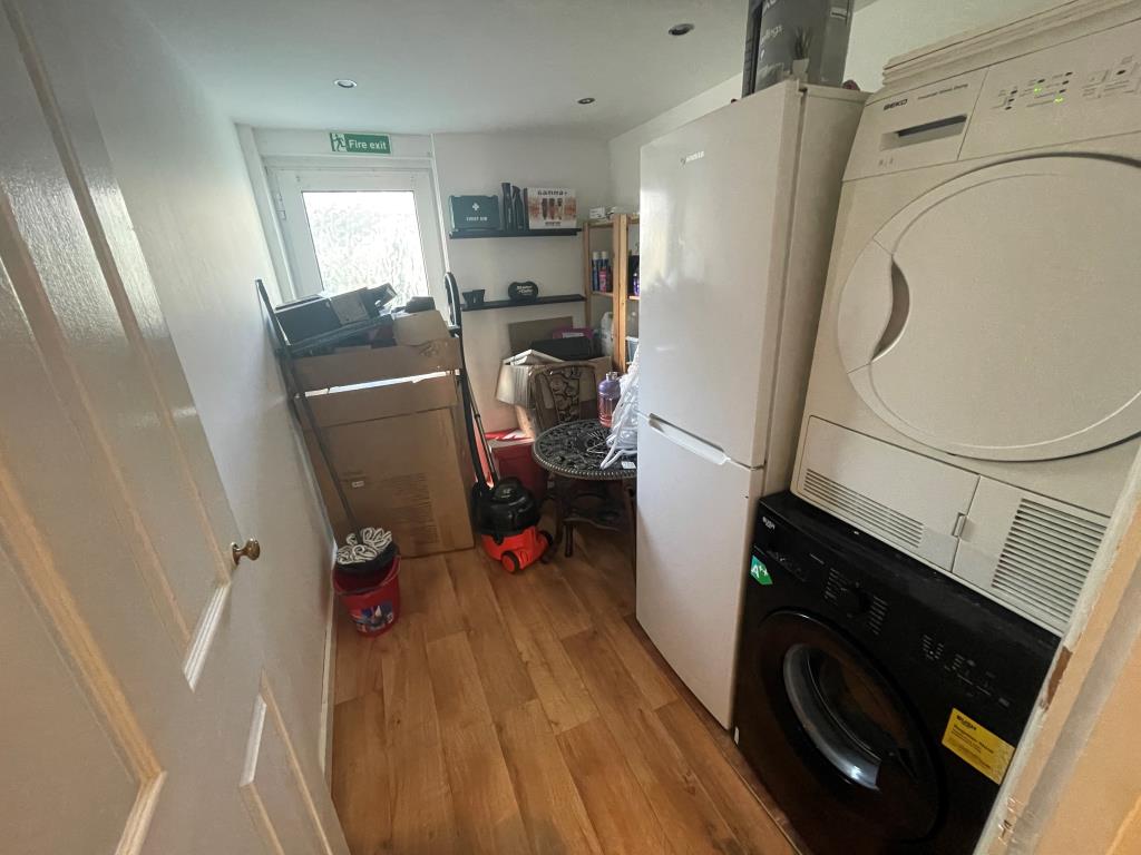 Lot: 104 - FREEHOLD MIXED-USE INVESTMENT - Utility area of barbers shop